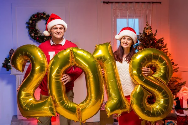 Paar mit Neujahrsballons — Stockfoto