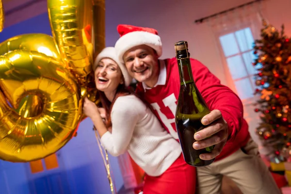 Coppia con palloncini e bottiglia di champagne — Foto stock