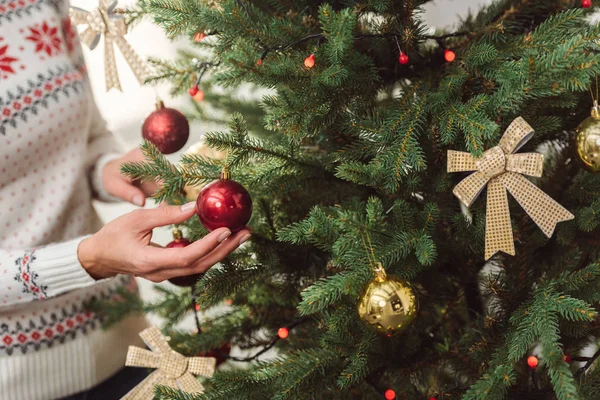 Chica decorando árbol de Navidad — Stock Photo