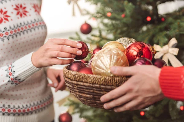 Paar schmückt Weihnachtsbaum — Stockfoto