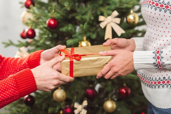 Man presenting christmas gift to girlfriend — Stock Photo