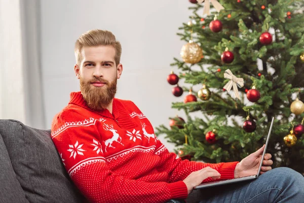 Man using laptop — Stock Photo