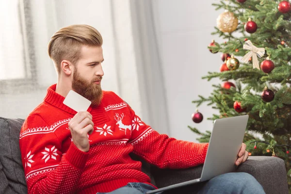 Mann kauft zu Weihnachten online ein — Stockfoto