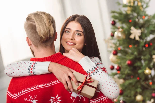 Paar mit Weihnachtsgeschenk — Stockfoto