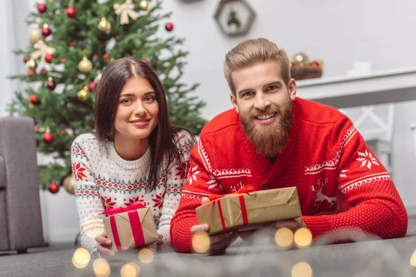 Jeune couple avec cadeaux de Noël — Photo de stock