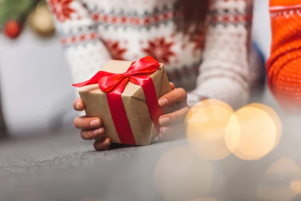 Girl holding christmas present — Stock Photo