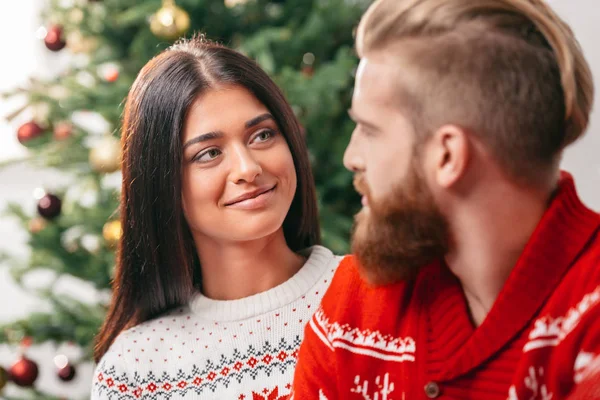 Feliz pareja en Navidad - foto de stock