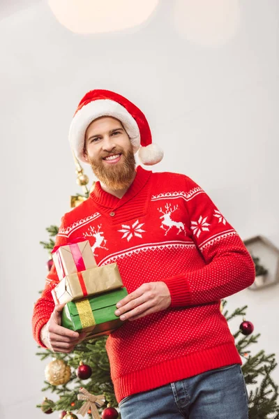 Hombre guapo con regalos de Navidad - foto de stock