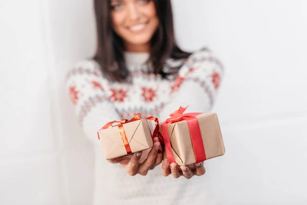 Menina segurando presentes de Natal — Fotografia de Stock