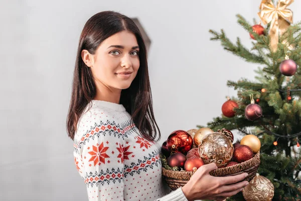 Chica decorando árbol de Navidad - foto de stock