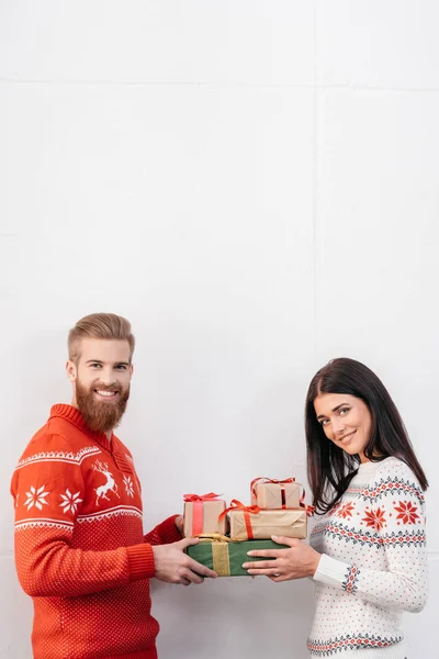 Jeune couple avec cadeaux de Noël — Photo de stock