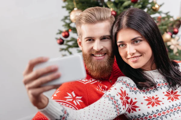 Paar macht Selfie an Weihnachten — Stockfoto