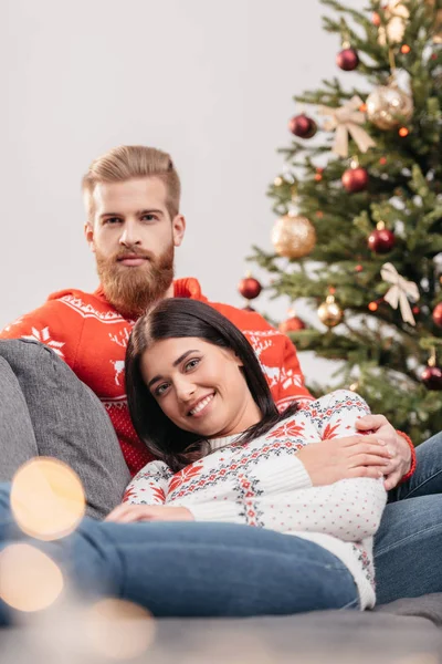 Feliz pareja en Navidad - foto de stock