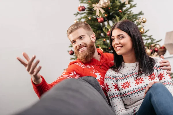 Glückliches Paar zur Weihnachtszeit — Stockfoto