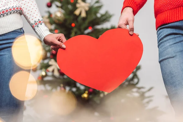 Pareja sosteniendo el símbolo del corazón - foto de stock