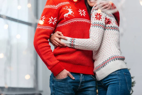 Pareja en suéteres de punto - foto de stock