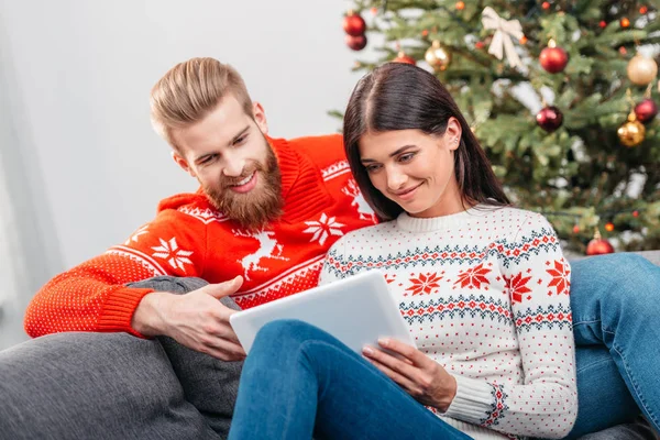 Casal usando tablet digital — Fotografia de Stock