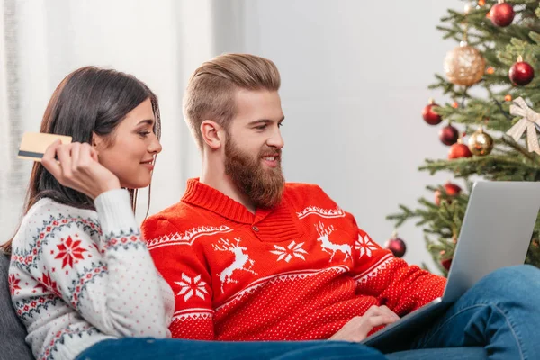 Casal compras on-line no Natal — Fotografia de Stock