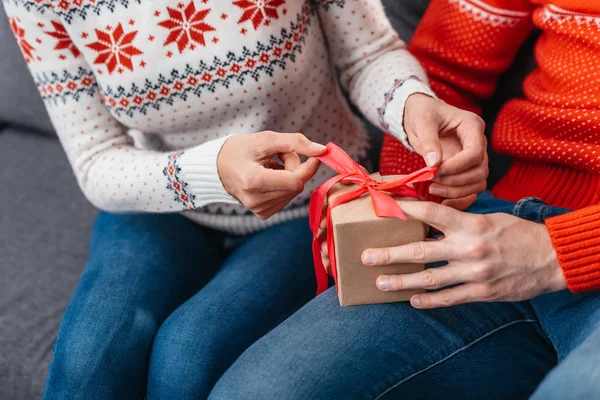 Coppia con regalo di Natale — Foto stock