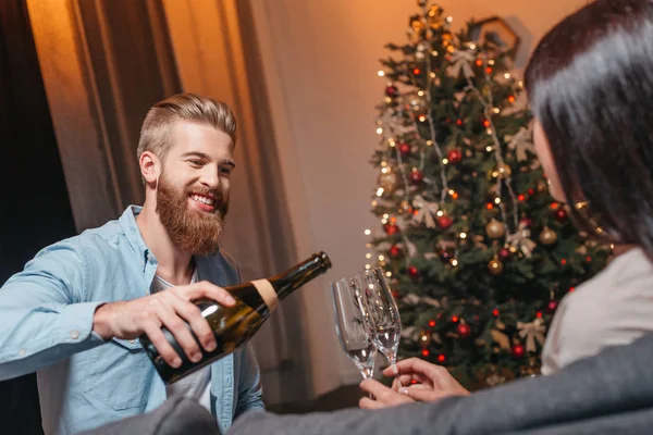 Coppia bere champagne a Natale — Foto stock