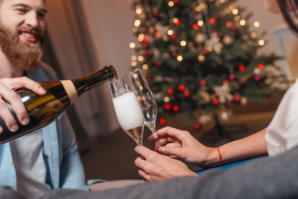 Пара пьющих шампанское на Рождество — стоковое фото