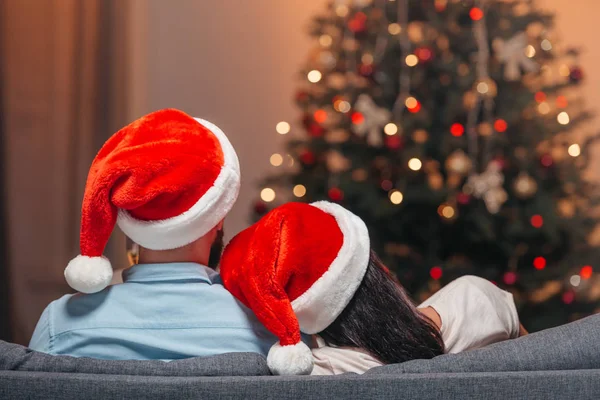Paar mit Weihnachtsmützen — Stockfoto