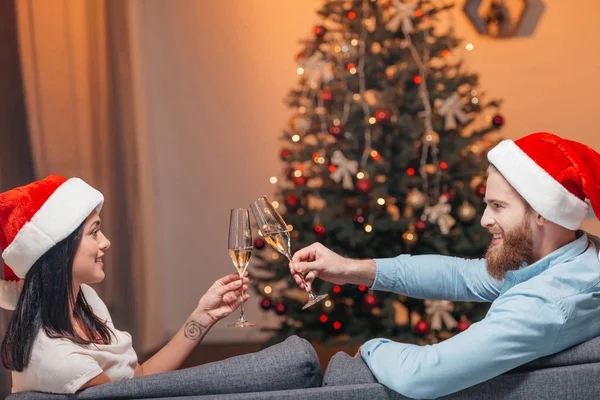 Coppia bere champagne a Natale — Foto stock