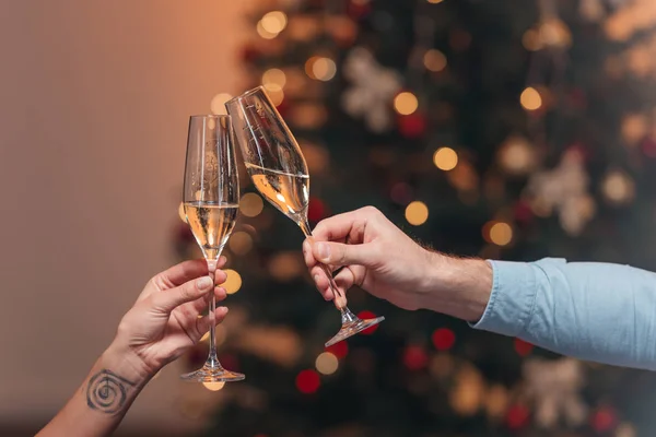 Pareja bebiendo champán en Navidad - foto de stock