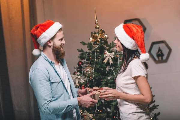 Junges Paar mit Weihnachtsgeschenk — Stockfoto