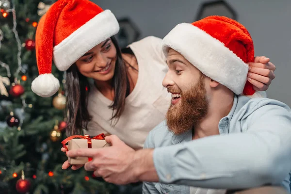 Junges Paar mit Weihnachtsgeschenk — Stockfoto