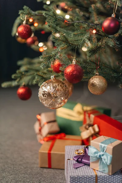 Baubles en el árbol de Navidad - foto de stock