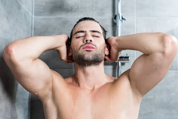 Joven tomando ducha - foto de stock