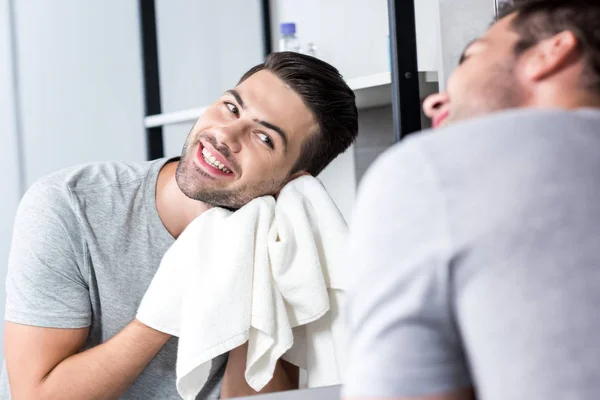 Hombre limpiando la cara con toalla - foto de stock