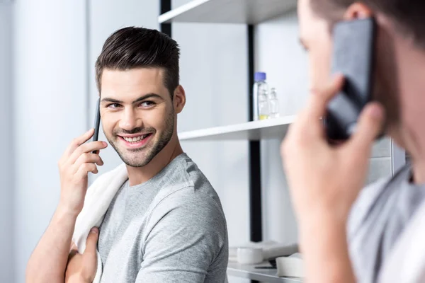 Homem falando por telefone no banheiro — Fotografia de Stock