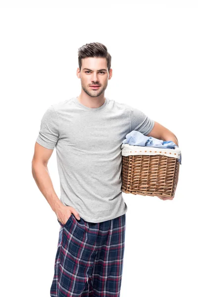 Homme avec panier de blanchisserie — Photo de stock