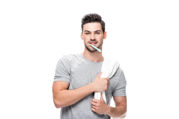 Hombre con cepillo de dientes y toalla - foto de stock