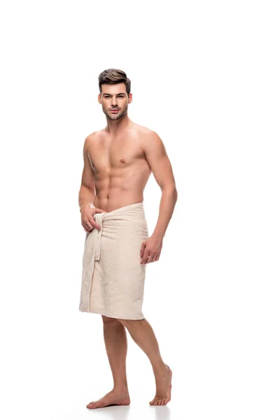 Hombre cubierta con toalla después de la ducha - foto de stock