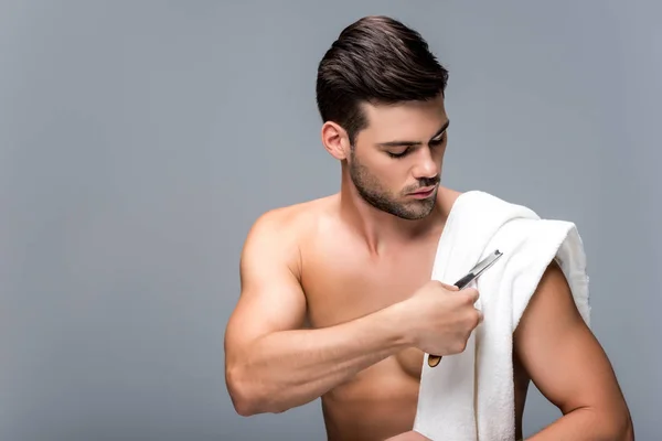 Homme avec rasoir droit et serviette — Photo de stock