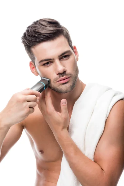 Чоловік голиться з електричним тримером — стокове фото