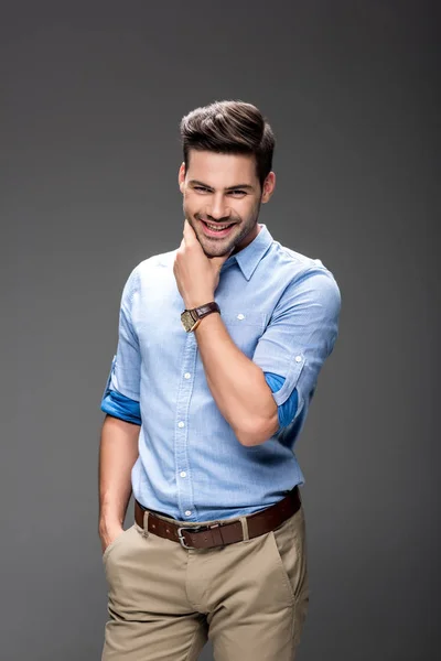 Hombre feliz en ropa casual - foto de stock