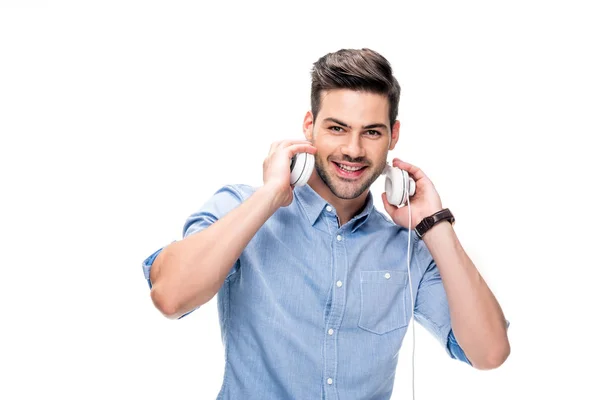 Hombre quitándose los auriculares - foto de stock