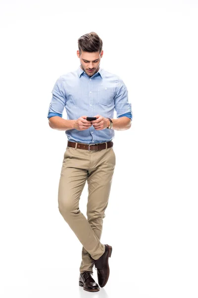 Hombre joven usando Smartphone - foto de stock