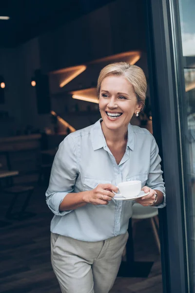 Femme heureuse avec une tasse de café — Photo de stock