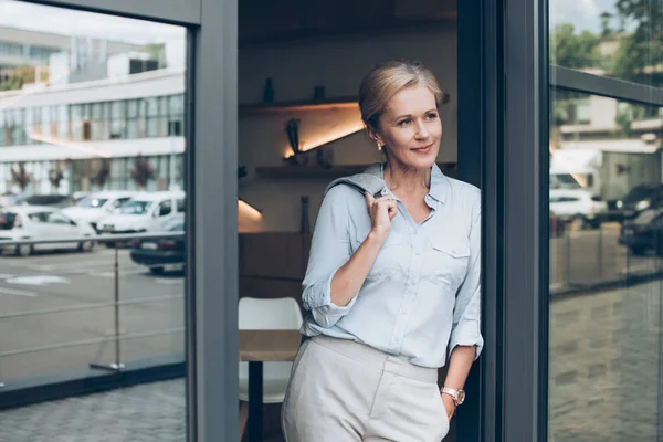 Femme mature avec veste à la main — Photo de stock