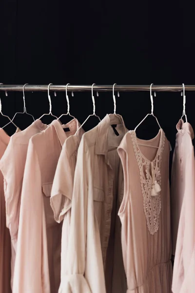 Kleidung hängt auf Kleiderständern — Stockfoto