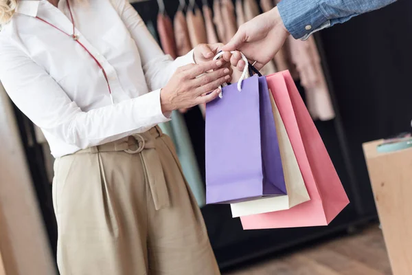 Frau kauft in Bekleidungsgeschäft ein — Stockfoto