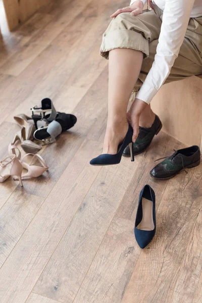 Woman wearing shoe in clothing boutique — Stock Photo