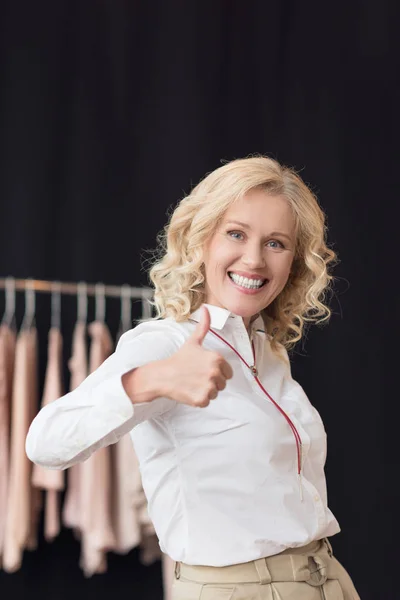 Woman showing thumb up — Stock Photo