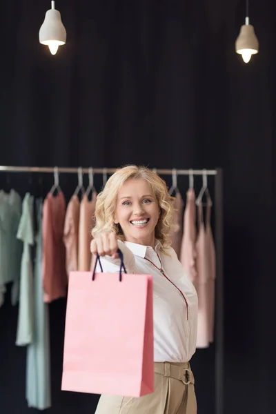 Frau mit Einkaufstaschen in Bekleidungsgeschäft — Stockfoto