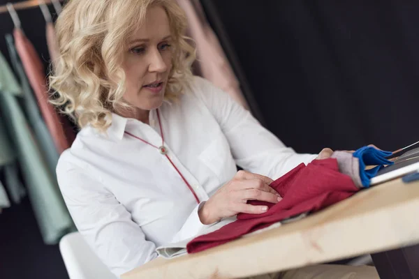 Businesswoman choosing fabric samplers — Stock Photo